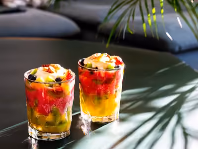 Deux cocktails de fruits frais à la chantilly sur une table du salon Gaya