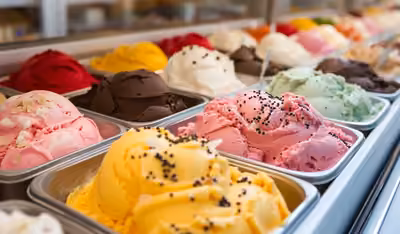 Vitrine de glaces artisanales aux couleurs vives