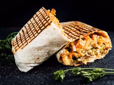 Tacos maison grillé, coupé pour révéler sa garniture