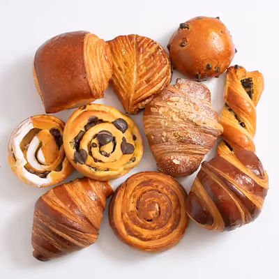 Assortiment de viennoiseries dorées : croissants, pains au chocolat et brioches